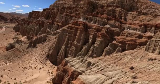 Niesamowite Formacje Geologiczne Naturalnej Erozji Wzdłuż Klifów Redrock Canyon Cantil — Wideo stockowe