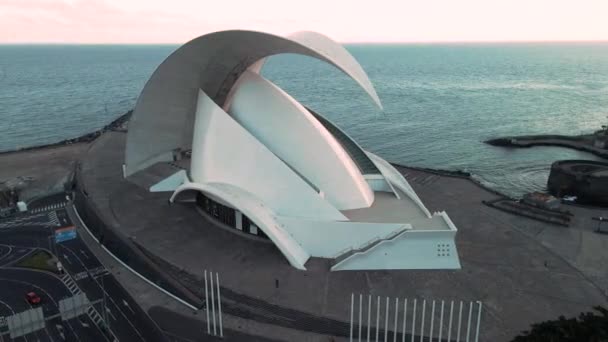 Κυκλικό Drone Shot Stunning Arched Building Coast Spain Σκοτάδι Χρόνος — Αρχείο Βίντεο