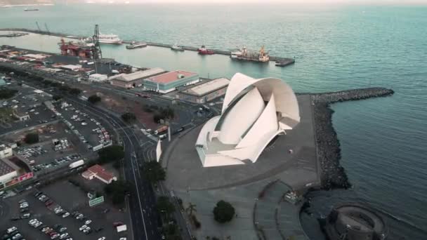 用造船厂背景 黄昏时间转发西班牙海岸艺术博物馆的空中镜头 — 图库视频影像