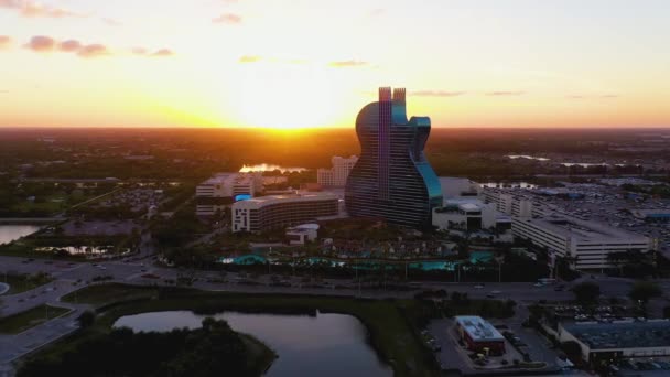 Vista Aérea Hacia Hotel Seminole Hard Rock Atardecer Acercándose Disparo — Vídeos de Stock