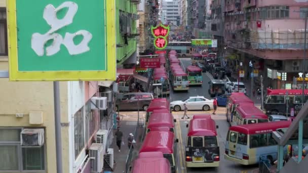 Cena Urbana Hong Kong Pedestres Passageiros Ônibus Chineses Estacionados Uma — Vídeo de Stock