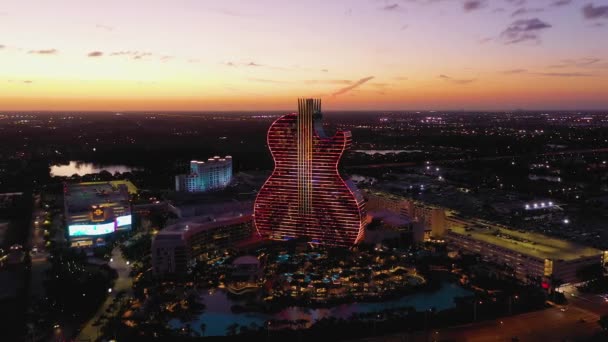 Seminole Hard Rock Hotel Iluminado Con Hermosos Colores Nocturnos Durante — Vídeos de Stock