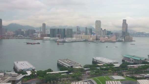 图为维多利亚港港岛一侧的离岛渡轮码头及香港九龙区的天际线全景 — 图库视频影像