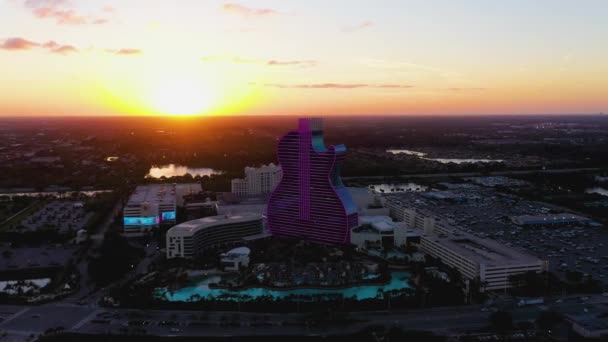 Gitarrenförmiges Seminole Hard Rock Hotel Bei Sonnenuntergang Beleuchtet Luftaufnahme — Stockvideo