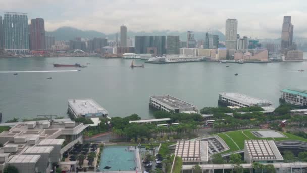 图为维多利亚港港岛一侧的离岛渡轮码头及香港九龙区的天际线 — 图库视频影像
