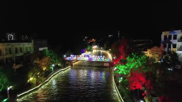 Mise Place Plan Drone Pont Très Lumineux Coloré Rivière Malacca — Video
