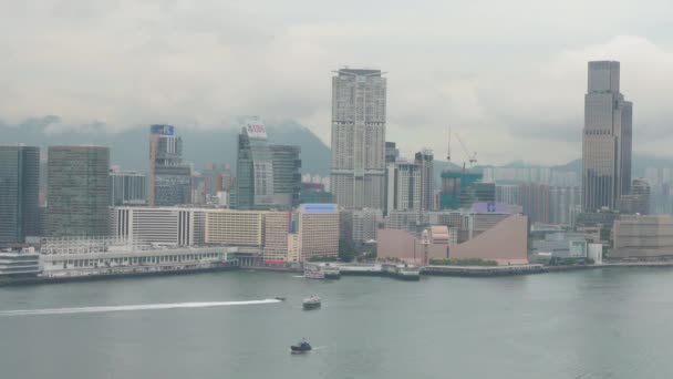 在香港维多利亚港及九龙区的天际线可看到海上交通 — 图库视频影像