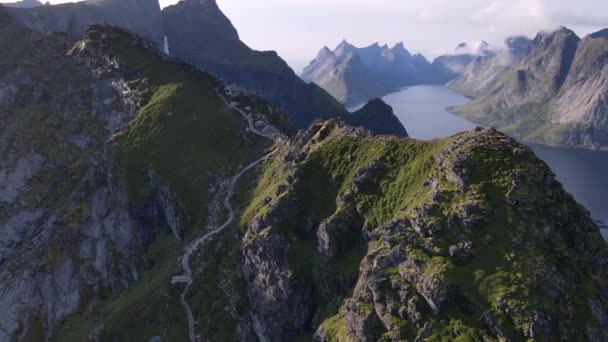 Vista Aerea Distante Enorme Trekking Montagna Nelle Montagne Norvegesi — Video Stock