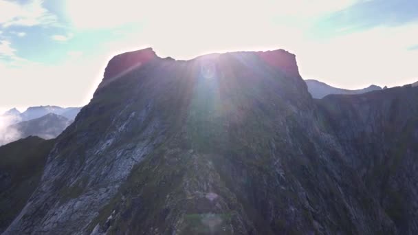 Voando Direção Pico Montanha Plana Noruega Nascer Sol — Vídeo de Stock