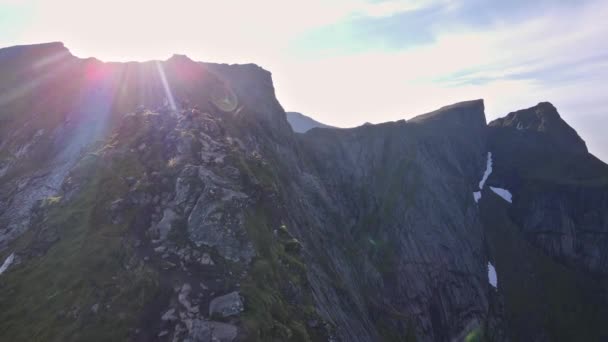 Turistas Trekking Atrapados Descansando Ropa Invierno Montaña Reinebringen — Vídeo de stock