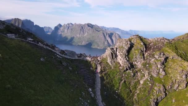 Caminhantes Montanha Subindo Colina Seguindo Uma Trilha Escadaria Pedregosa Até — Vídeo de Stock