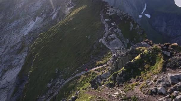 Episch Uitzicht Wandelende Toeristen Trekking Steile Trappen Reinebringen Bergkam — Stockvideo