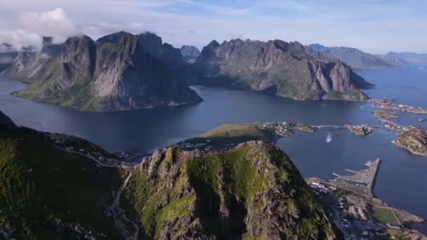Reine Hamnoy諸島の景色を望むReinebringenトレイルの空中 — ストック動画