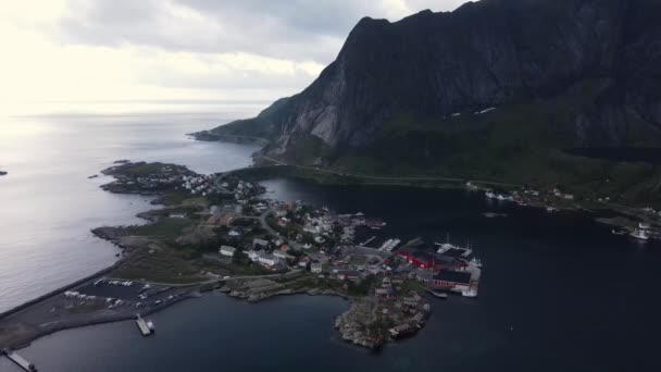 ノルウェー ラインの空中からの眺め 小さくて信じられないほど絵になる漁村 ロフトテン諸島のモスケソヤ島と日没のレイニンゲン山の海岸 — ストック動画
