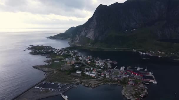 Rumo Uma Estranha Aldeia Norueguesa Reine Ofuscada Por Uma Montanha — Vídeo de Stock