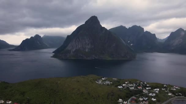 Létání Nad Severskou Vesnicí Směrem Fjordům Tmavě Šedé Skleněné Vodě — Stock video