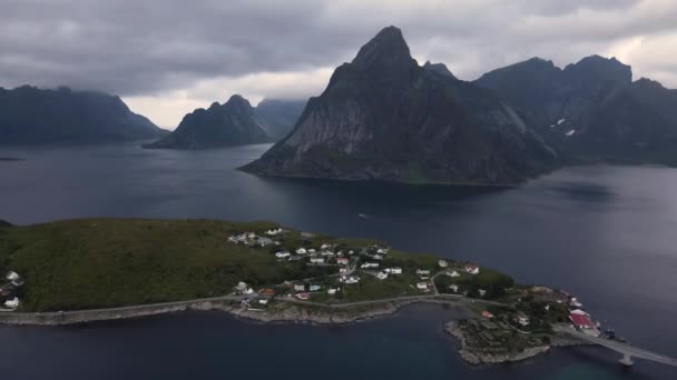 Félsziget Falu Között Hegycsúcsok Fjordok Sötét Vízben Norvégia — Stock videók