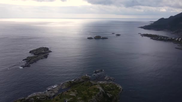 Coucher Soleil Aérien Sur Mer Norvège Depuis Côte Rocheuse Village — Video