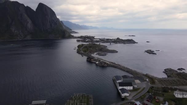 Brücken Verbinden Die Kleinen Inseln Mit Hamnoy Norwegen Glanz Dunkelglasigen — Stockvideo