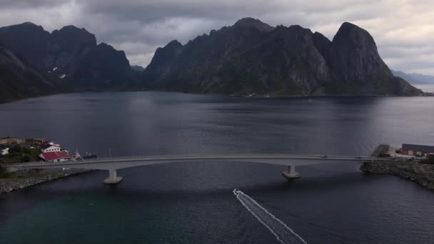 Kvalvika島とサクリゾイ島を結ぶ橋の上を飛行し ロフトテン ライン ノルウェーの岩の山の景色 — ストック動画