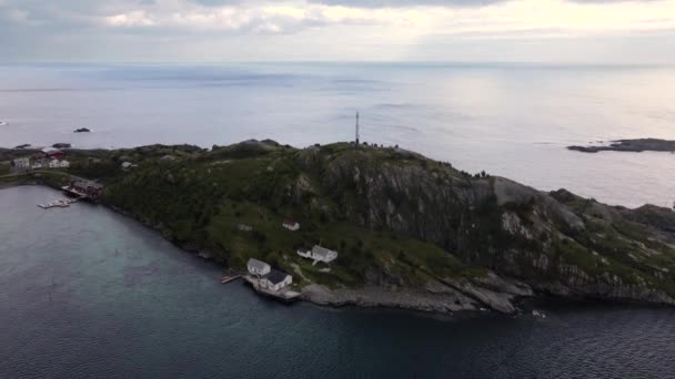 Veduta Aerea Discendente Case Bianche Piccola Isola Rocciosa Scandinavia — Video Stock