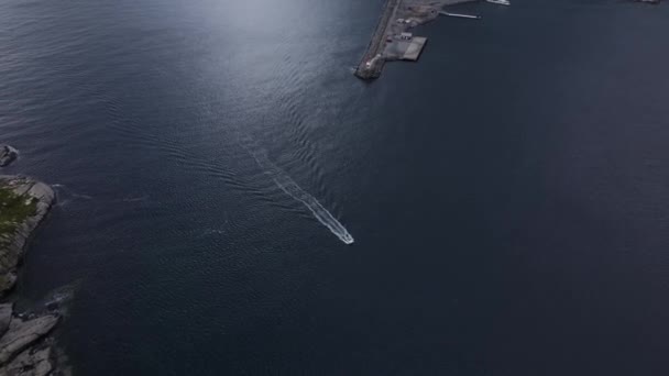 Motorlu Teknenin Reinevagen Körfezi Sularına Giriş Görüntüsü Reine Deniz Fenerini — Stok video