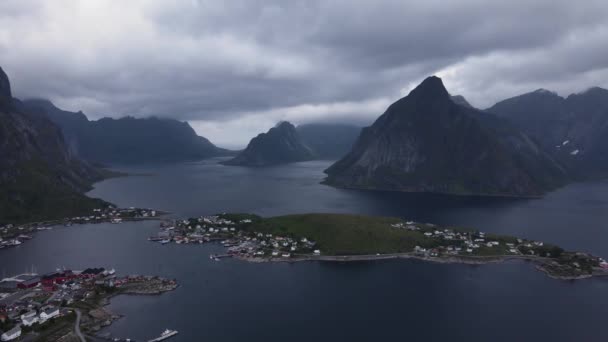 Steile Noorse Klif Reinebringen Bergen Tegen Dichte Wolken Reine Vissersdorpjes — Stockvideo