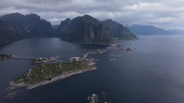 Luchtfoto Van Eilanden Sakrisoy Olenilsoya Hamnoy Omringd Door Reinefjorden Fjord — Stockvideo