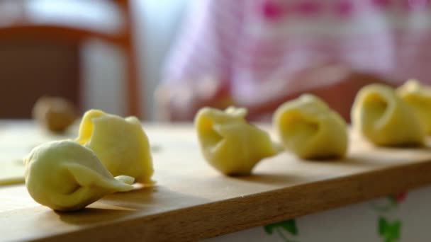 制作受欢迎的食品 波兰的 小耳朵 乌萨卡饺子和皮埃罗基 波兰菜 祖母的老手工作面团 女儿帮忙 在厨房工作 — 图库视频影像