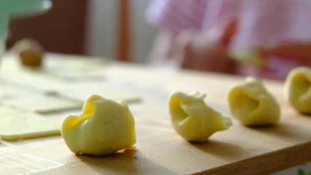 Крупный План Теста Фрикадельки Заполнения Популярных Блюд Питания Польские Маленькие — стоковое видео