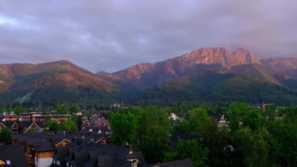Krajobraz Legendarnego Szczytu Giewontu Tatrach Polskich Tereny Uprawne Lasy Koło — Wideo stockowe