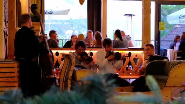 Πολωνική Goral Highlander Λαϊκή Μπάντα Παίζει Στο Εστιατόριο Στο Zakopane — Αρχείο Βίντεο