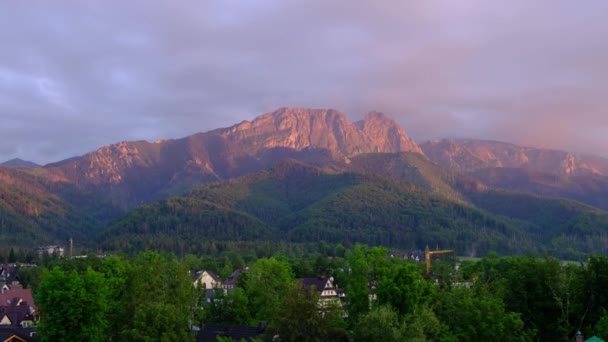 Polonya Tatry Dağları Ndaki Efsanevi Giewont Zirvesinin Manzarası Tarım Arazisi — Stok video