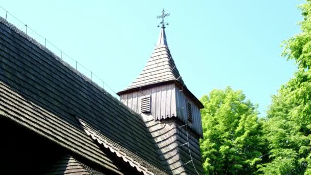波兰塔尔诺圣马丁山上的木制波兰教堂顶上著名的十字尖塔 欧洲的观点 — 图库视频影像
