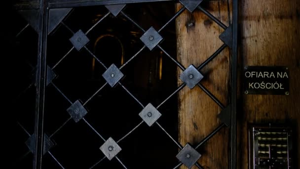 通过波兰塔尔诺圣马丁山上著名的木制波兰教堂铁门的圣坛和十字架视图 玛西娜塔尔努 欧洲观 — 图库视频影像