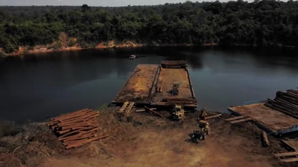 アマゾン熱帯雨林で伐採された丸太を輸送するためにトカンティンス川の岸にあるバージトレーラー 航空ビュー — ストック動画