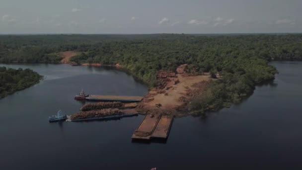 気候変動と森林破壊 アマゾン熱帯雨林から輸送用のバージに丸太を積み込む 空飛ぶ — ストック動画