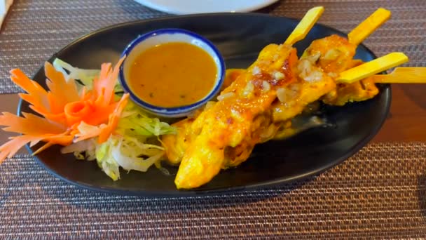 Tradycyjne Tajskie Paluszki Kurczaka Satay Sosem Orzechowym Restauracji Smaczne Tajskie — Wideo stockowe
