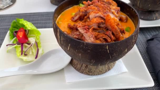 传统的泰国人红咖哩脆鸭肉在椰子碗里 美味的泰国菜在餐馆里 4K杯 — 图库视频影像