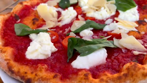 Pizza Tradizionale Italiana Con Burrata Parmigiano Pomodorini Basilico Fresco Shot — Video Stock