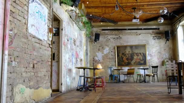 Creepy Sunlit Historic Ruin Bars Heart Budapest Hungary Europe Pubs — Vídeo de Stock
