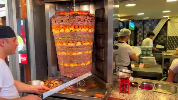 Человек Режет Мясо Вертикальной Гриль Палочки Шашлычном Ресторане Бодруме Турция — стоковое видео