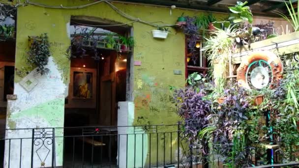 Sunlit Historic Ruin Bars Heart Budapest Hungary Europe Pubs Built — Vídeo de Stock