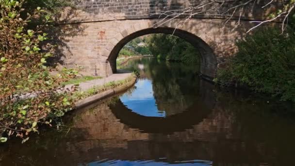Imagens Canal Com Uma Ponte Construída Pedra Hebden Bridge Yorkshire — Vídeo de Stock