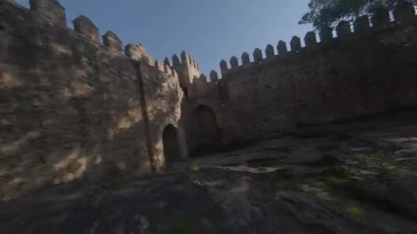 Low Fpv Aerial Flies Courtyard Abandoned Spanish Castle Ruins — Stock Video