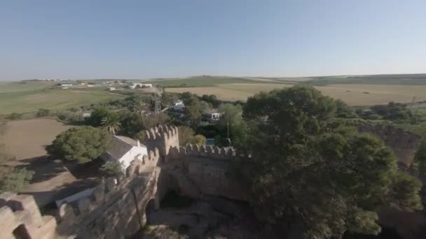放棄された 復元されたスペインの城の遺跡のFpv空中探査 — ストック動画