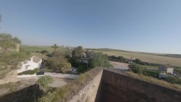 Воздушное Судно Пролетает Над Крепостной Стеной Вдоль Средневековой Стены — стоковое видео