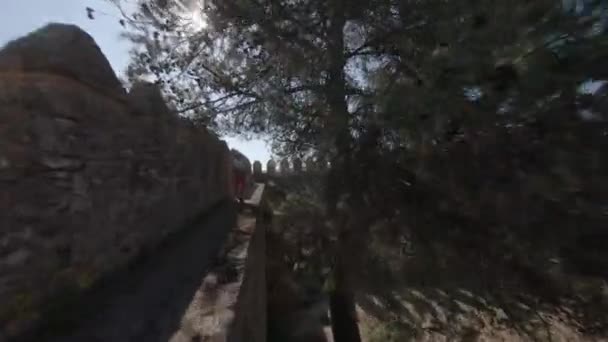 Fpv Antena Człowiek Idzie Wzdłuż Wysokich Średniowiecznych Hiszpańskich Murów Zamkowych — Wideo stockowe
