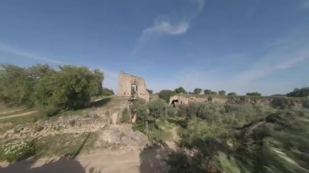 Fpv航空跟随无人驾驶飞机精准飞行穿过建筑墙壁的废墟 — 图库视频影像