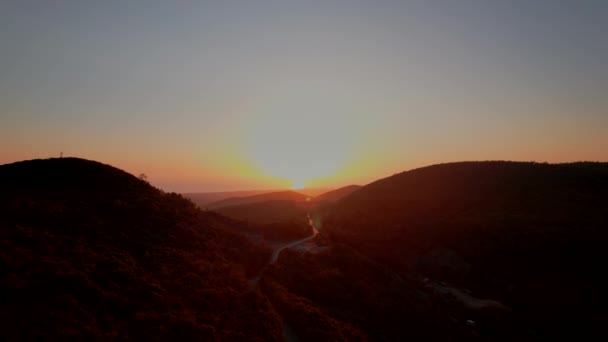 Drone Strzał Drogi Przez Włoskie Góry Prowadzące Złotego Zachodu Słońca — Wideo stockowe